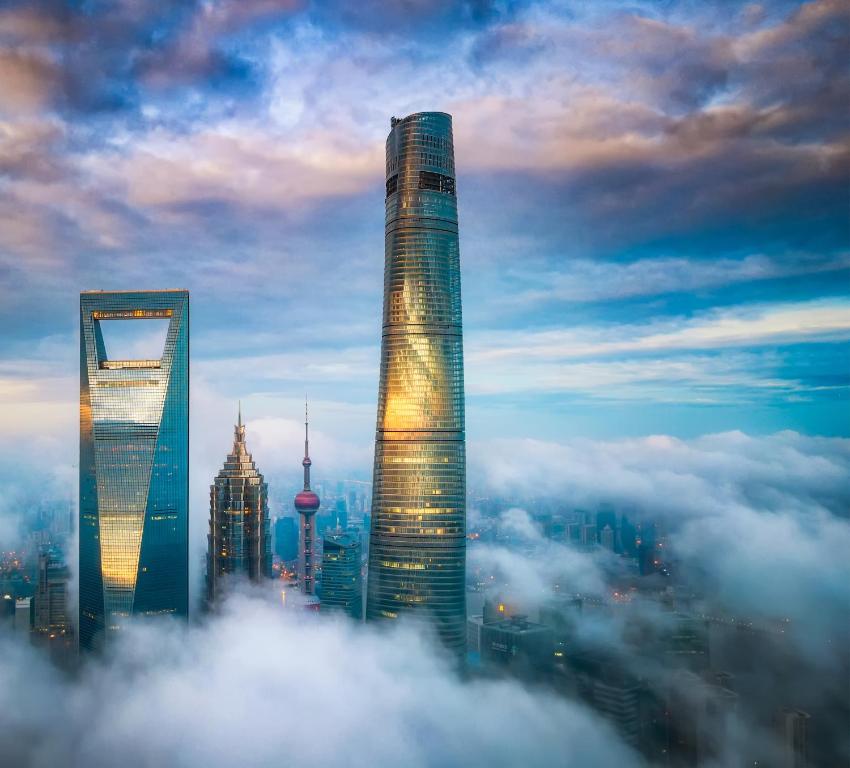 上海J酒店上海中心（申城之巅 俯瞰外滩）的云上天空上方的一群高楼