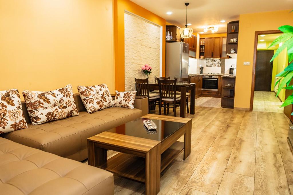 大特尔诺沃KRISSTY Apartment的客厅配有沙发和桌子