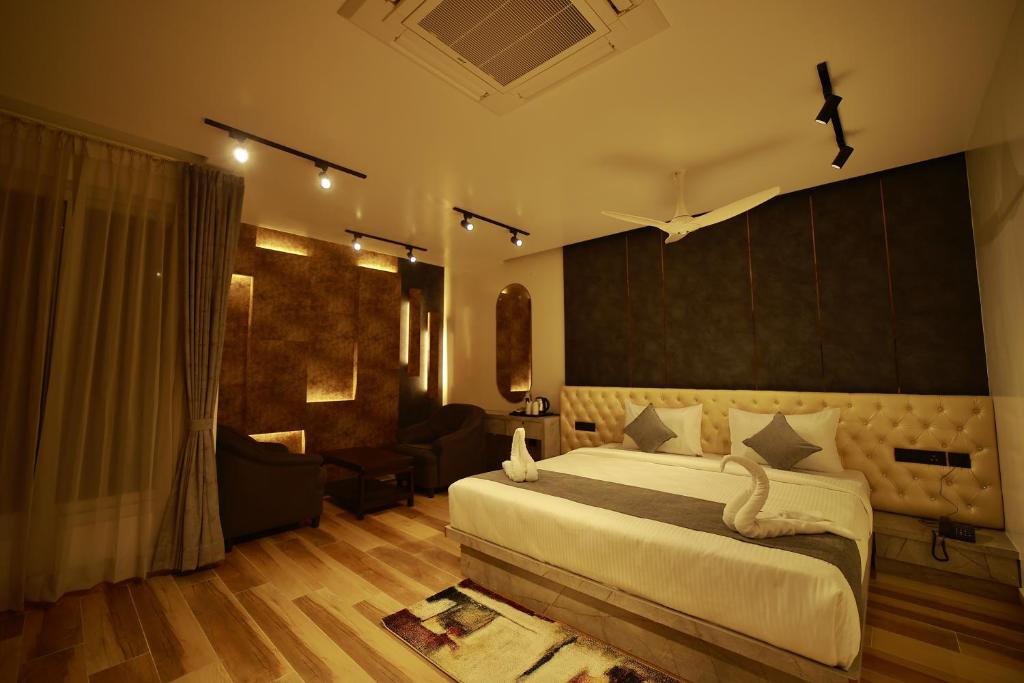 迈索尔The Mysore Grand的一间卧室,卧室内配有一张大床