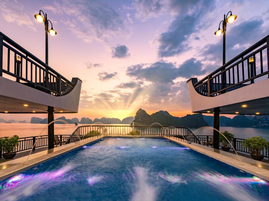 下龙湾Rita Cruise的一座享有日落美景的度假村屋顶游泳池