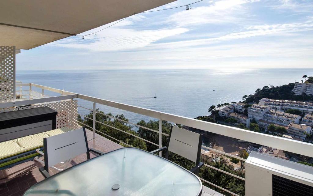 滨海托萨Xalupa Salions Vistas的海景阳台上设有浴缸。