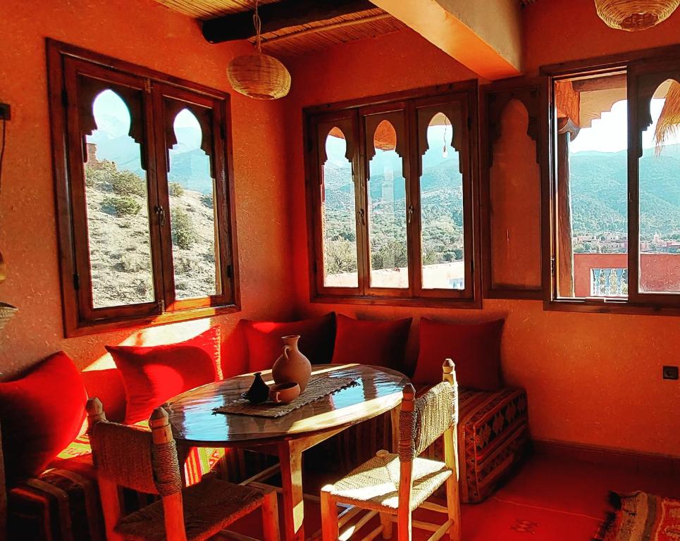 奥伊俄贞Ouirgane discovery lodge的客房设有桌椅和窗户。