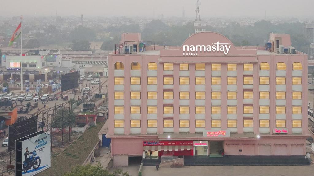 加雅Namastay Welcome Home -Gaya的一座大建筑,上面有药房标志