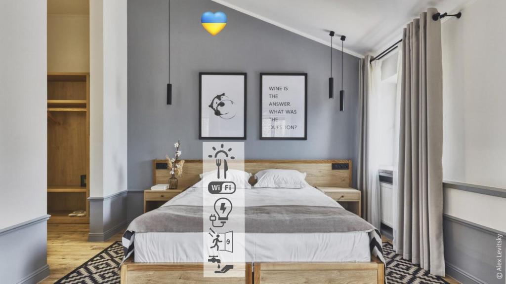敖德萨Wine&Pillow Hotel by Frapolli的一间卧室,配有一张带标志的床