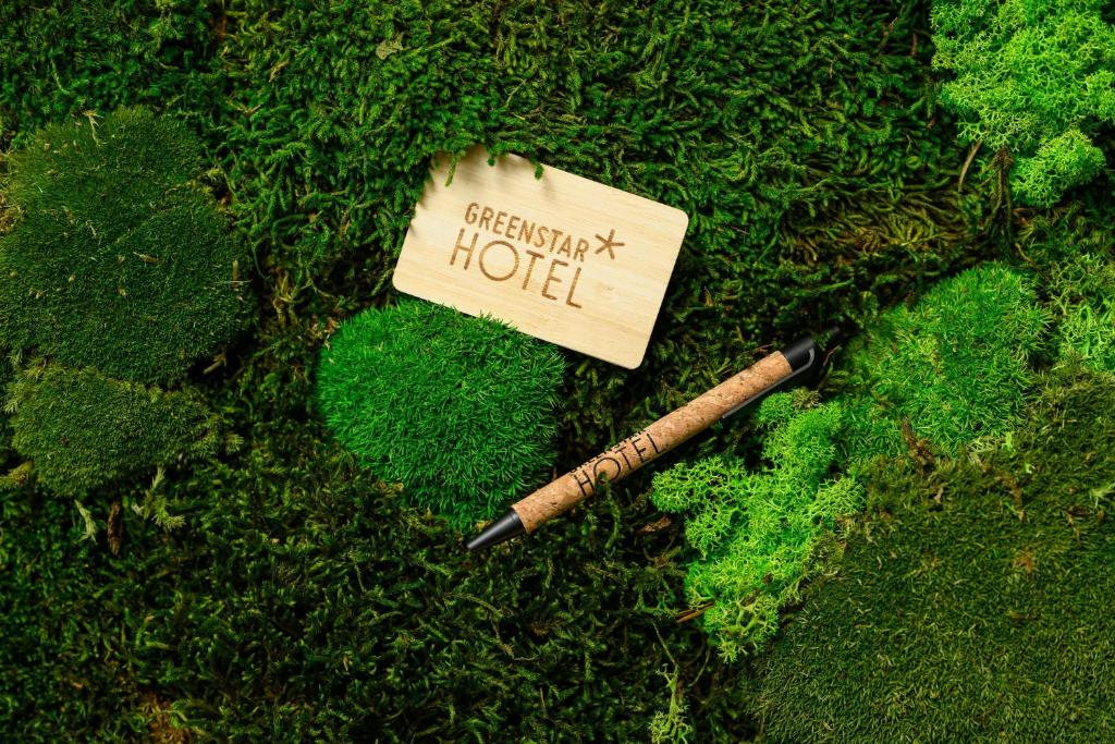 奥卢GreenStar Hotel Oulu的草上挂着笔,写了应急旅馆