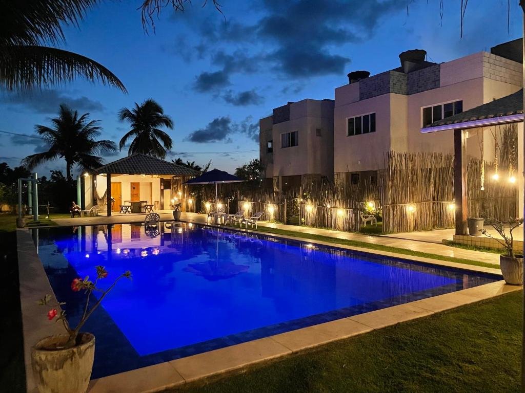 卡博迪圣阿戈斯蒂尼奥Reserva do Paiva suites的一座游泳池,在晚上在建筑物前