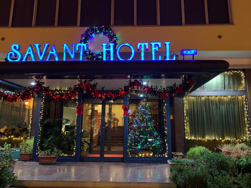 拉默齐亚泰尔默萨旺特酒店的酒店前方的圣诞树