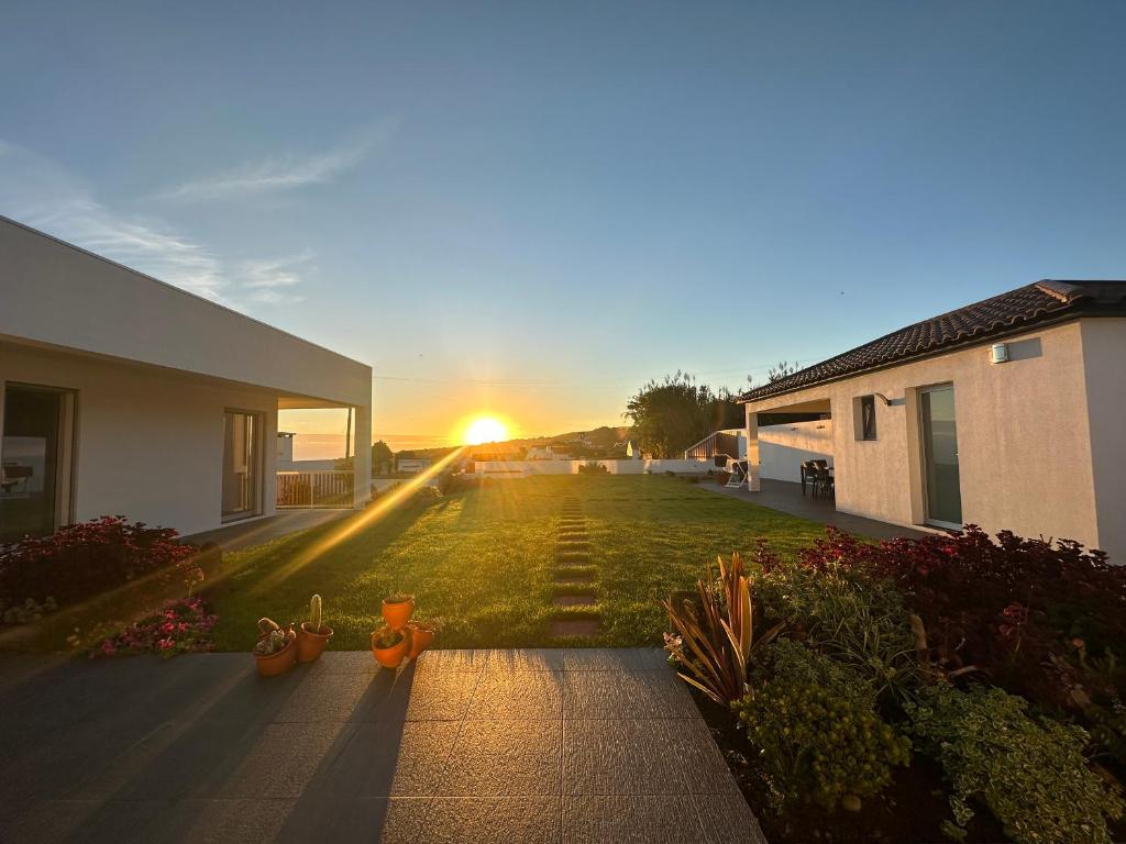 NordestinhoSerenity Azores - Casa da Aldeia的庭院里放着太阳的房子