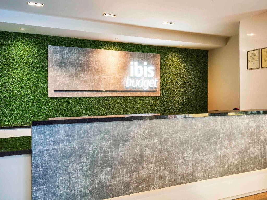 新加坡ibis budget Singapore Emerald的医院大厅绿色墙上的标志