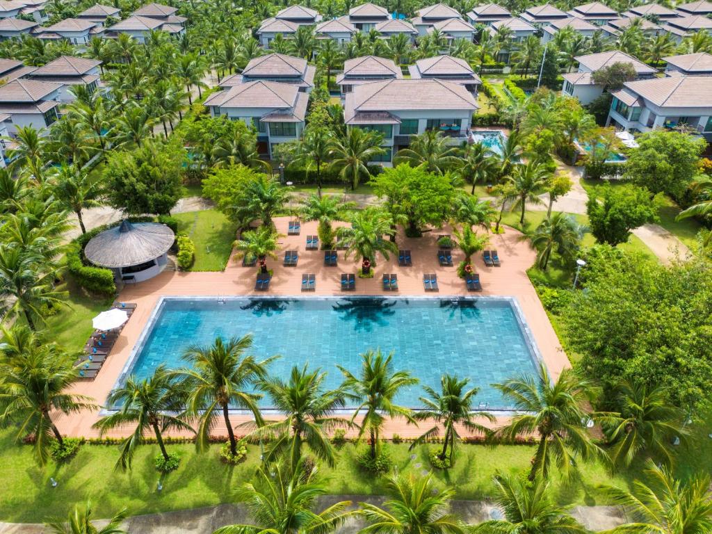 富国Best Western Premier Sonasea Villas Phu Quoc的棕榈树度假村泳池的空中景致