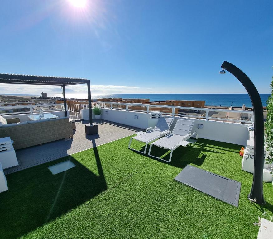 埃尔卡沃德加塔Ático Los Flamingos. Exclusive terrace with views的海景屋顶露台