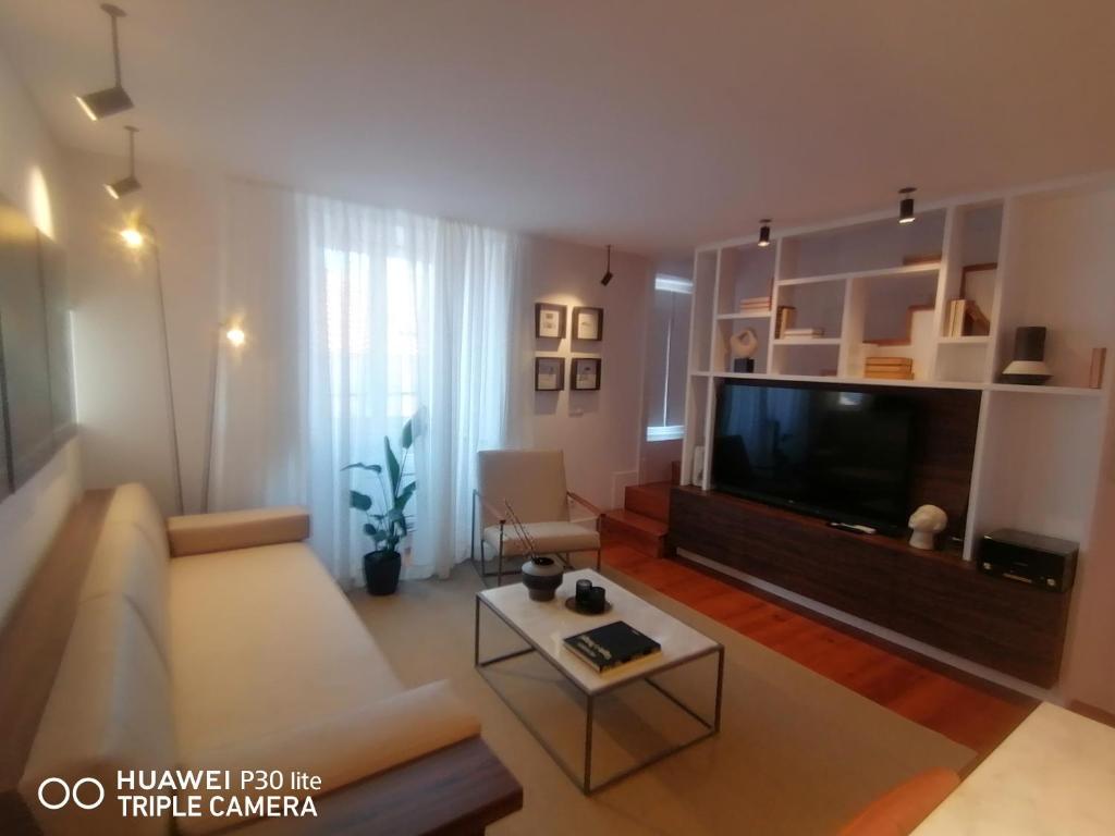 里斯本Timeless - Energy - Belém的带沙发和电视的客厅