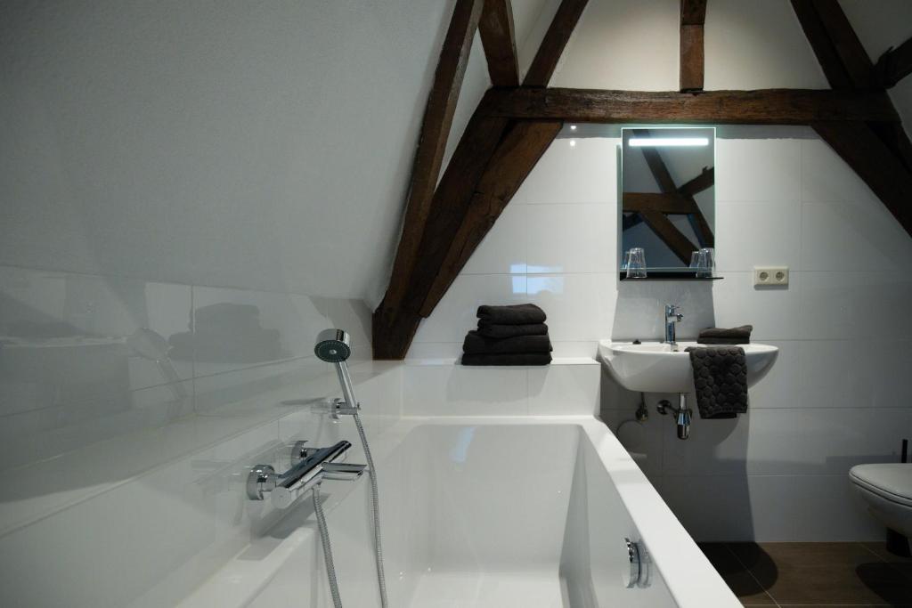 米德尔堡Logement de Spaerpot的白色的浴室设有浴缸和水槽。