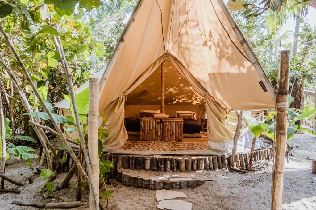 GuachacaLote 10 Glamping的森林里带床的帆布帐篷