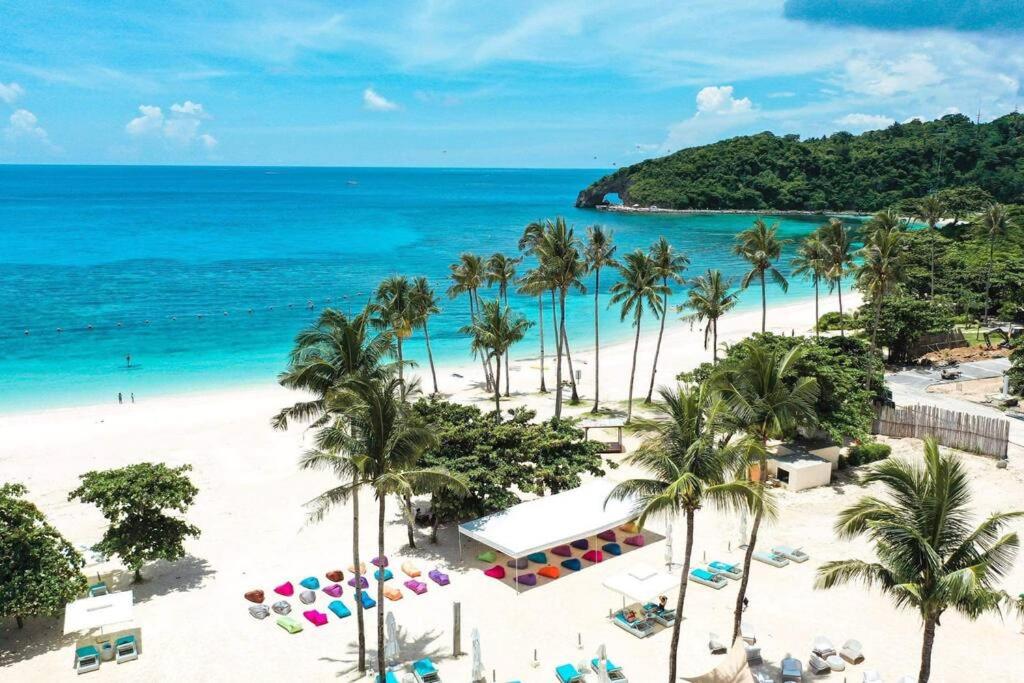 长滩岛Boracay Condocation的享有棕榈树海滩和大海的空中景致