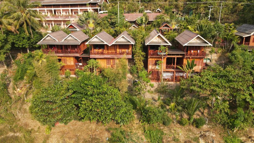 北宾湄公河河畔酒店的山丘上房屋的空中景致