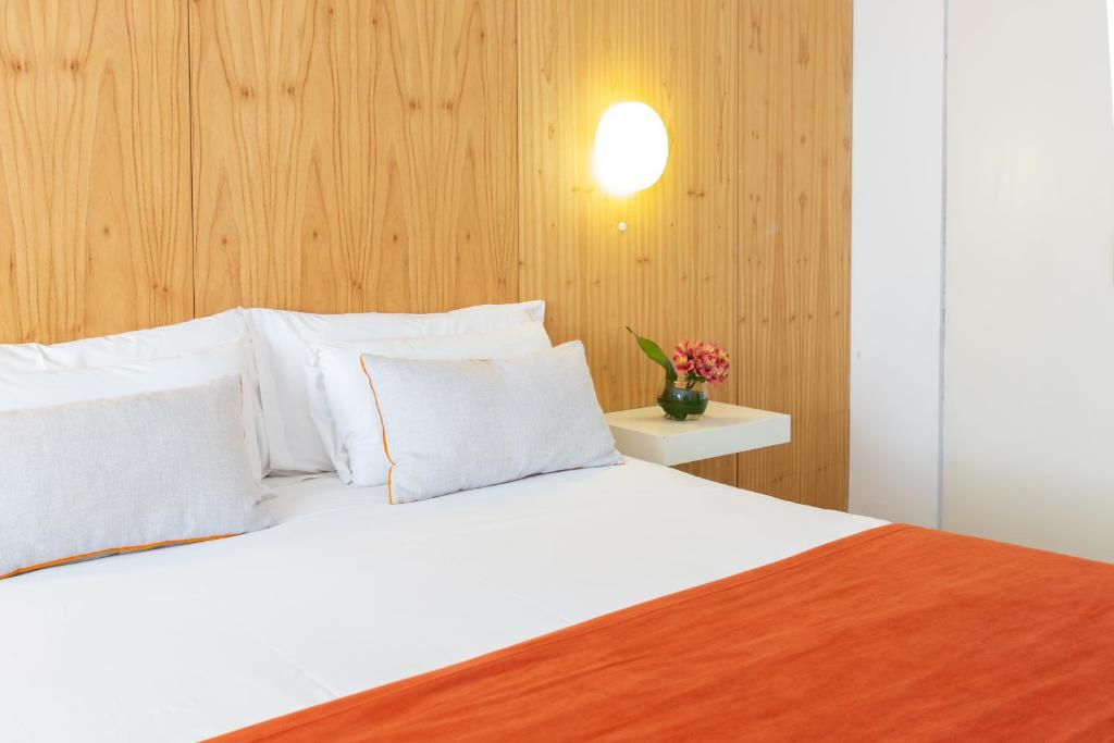 布宜诺斯艾利斯Deco Collection的卧室配有白色的木墙床