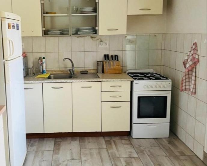 波普拉德Vila Safin的厨房配有白色橱柜和炉灶烤箱。