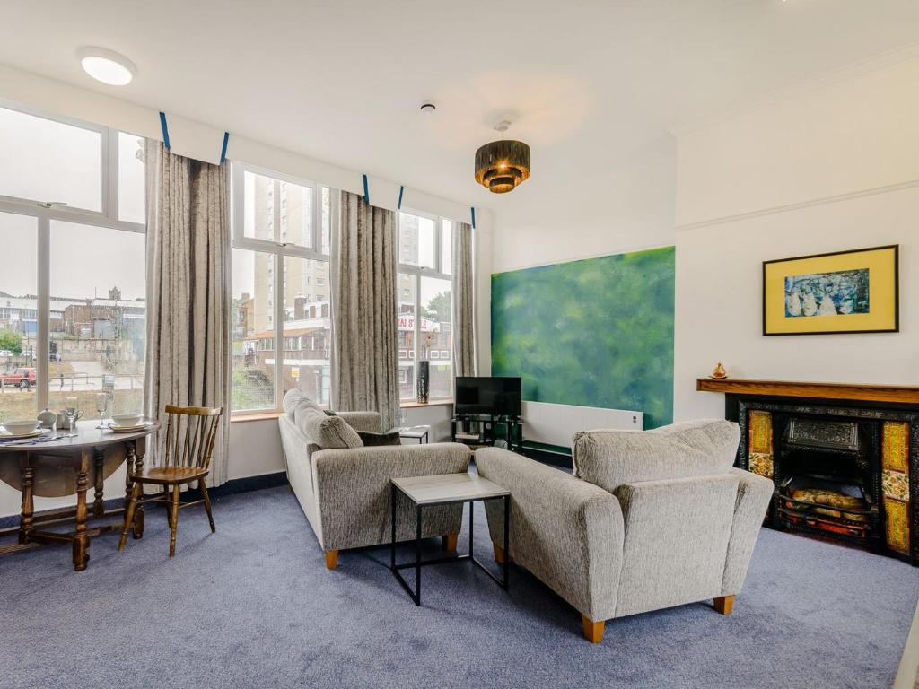哈利法克斯Crossley Suite - Uk38334的客厅配有椅子和壁炉