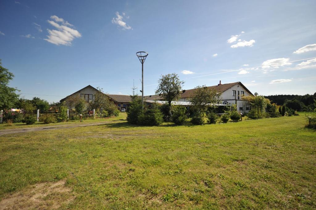 SzteklinAgroturystyka Kociewiak的一座带房屋和草地的大院子