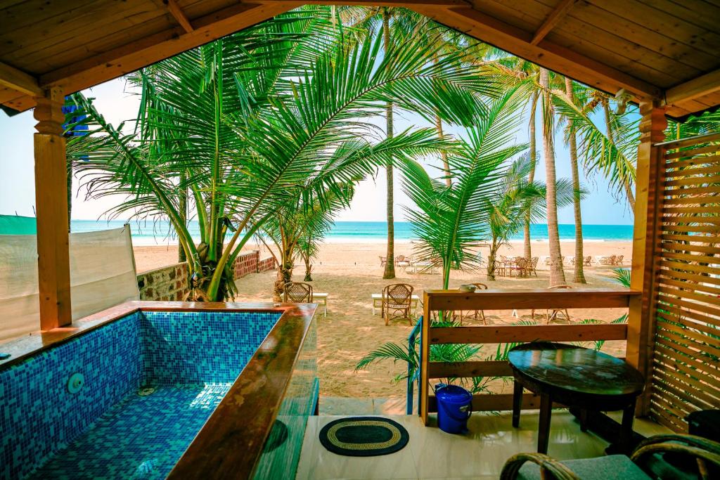 阿贡达orange sky beach bungalow的海滩景度假酒店 - 带游泳池
