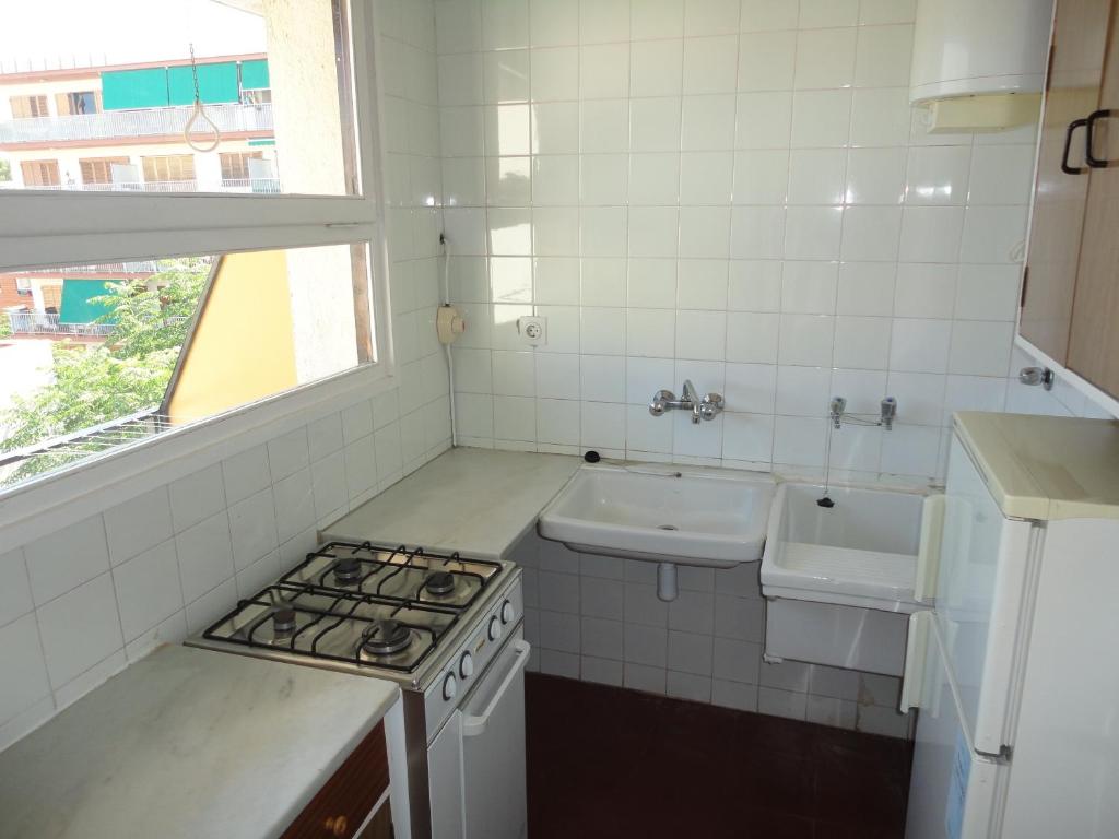 托里代巴拉拉莫加奥纳酒店的一间带水槽和炉灶的小厨房 顶部烤箱
