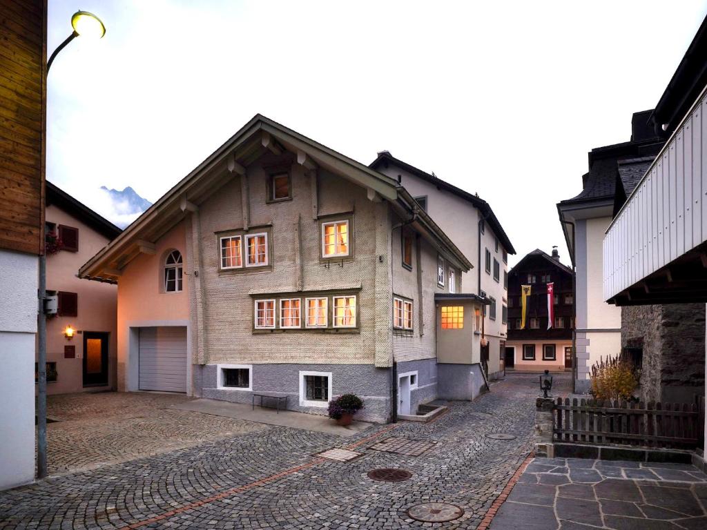 安德马特迷人瑞士安德马特姆屋的旧房子正坐在鹅卵石街道上