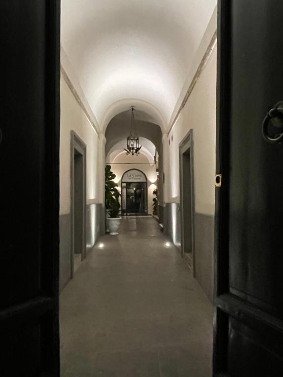 奇维塔卡斯泰拉纳Residenza Palazzo Fortuna - Boutique Hotel的走廊上空的走廊