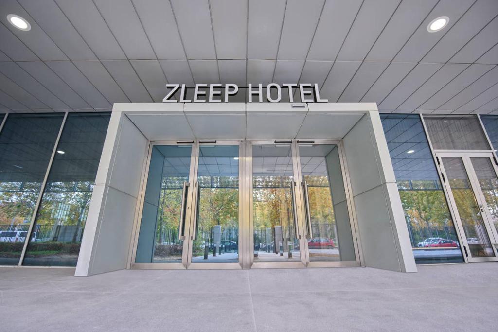 马德里Zleep Madrid Airport的上面有Zep酒店标志的建筑