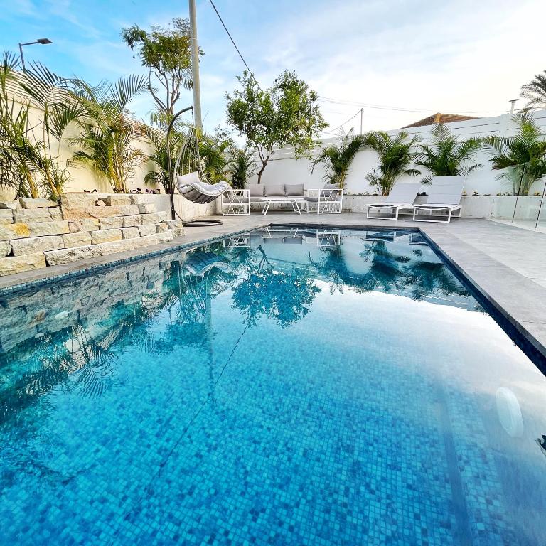 里雄莱锡安Luz Mansion ~ Lux & Comfy的蓝色海水大型游泳池