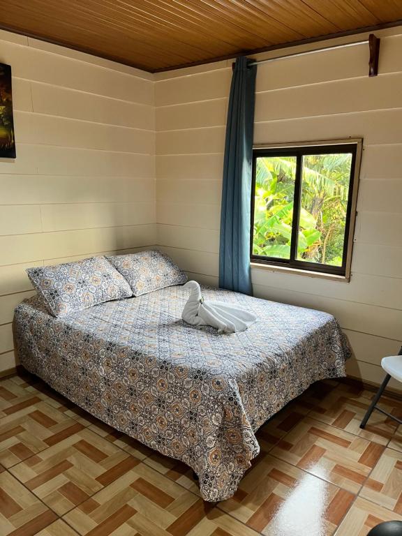 蒙泰韦尔德哥斯达黎加Bonanza的一间卧室设有一张床和一个窗口