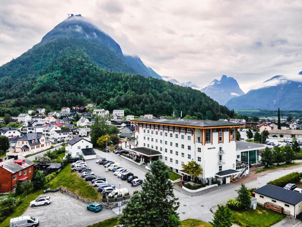翁达尔斯内斯Grand Hotel - by Classic Norway Hotels的享有小镇空中和高山美景