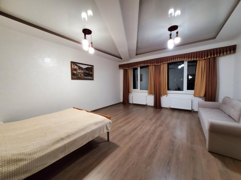 乌曼岛Guest house的一间卧室配有一张床和一个沙发