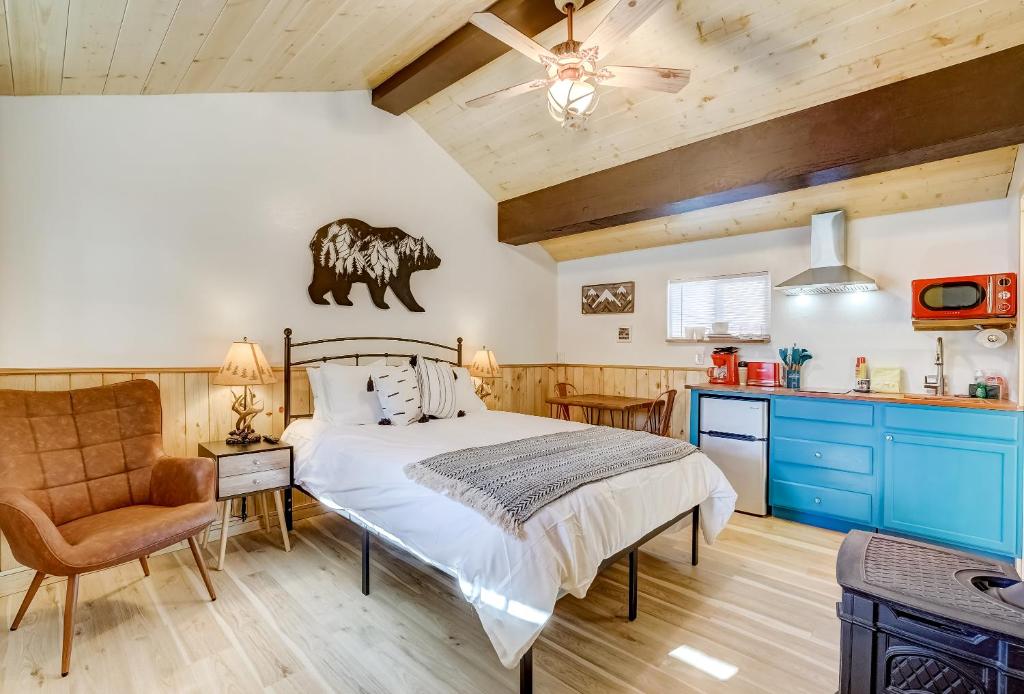 南太浩湖Tahoe Mountain Inn的一间带大床的卧室和一间厨房