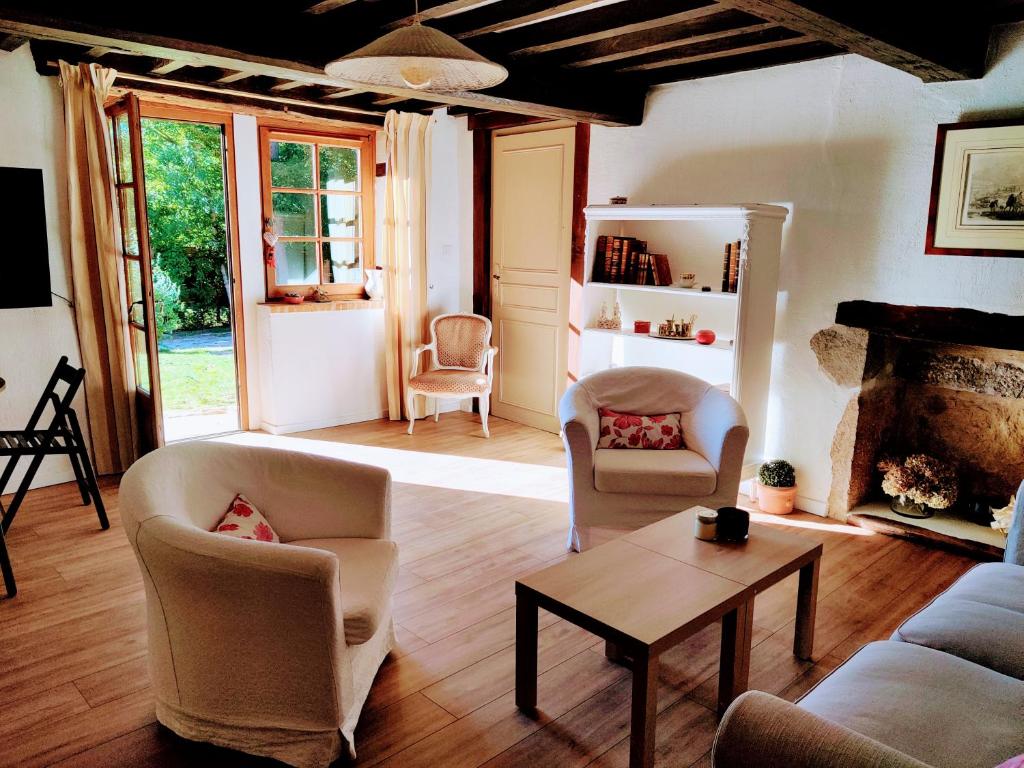 MarbozFerme de Chamonal的客厅配有沙发、椅子和桌子
