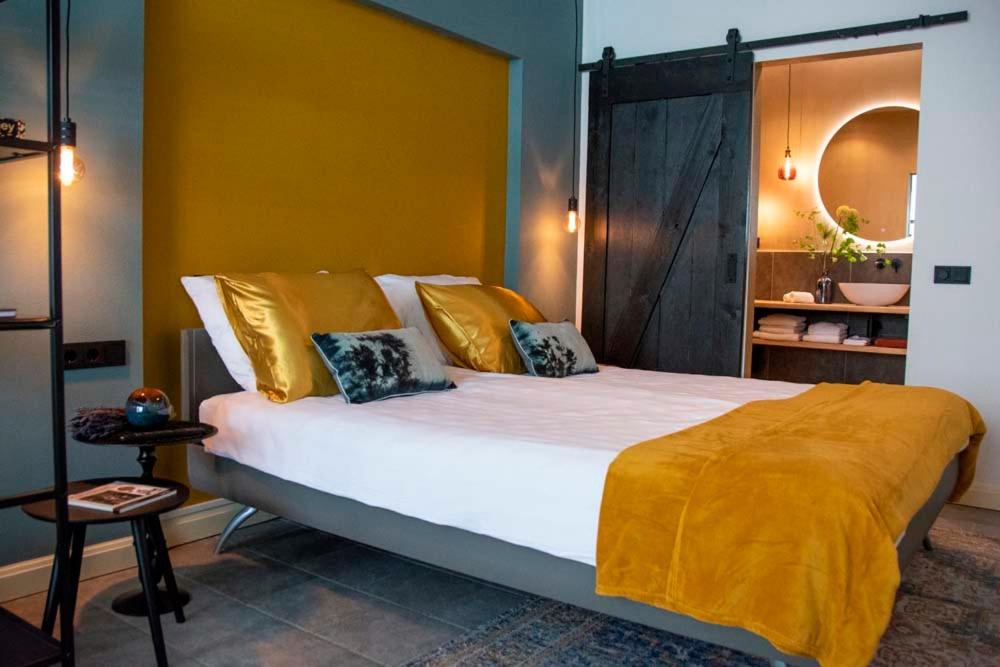 霍林赫姆B and B Suite No.3的一间卧室配有一张大床,床上有黄色的毯子