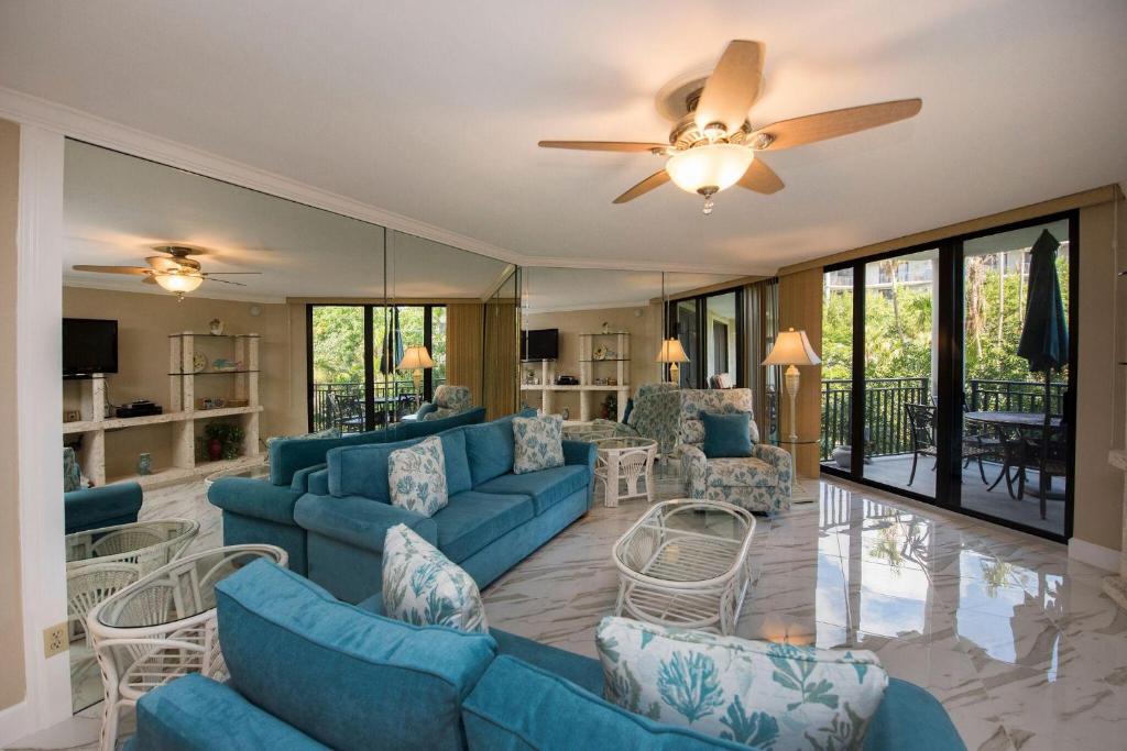 基韦斯特Paradise Found Cayo Hueso的客厅配有蓝色的家具和吊扇