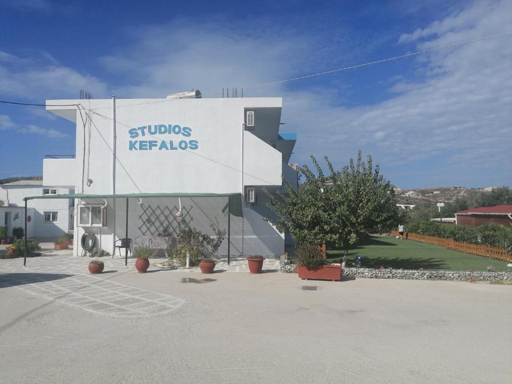 凯法洛斯Kefalos Studios Stamatia的带有读俱乐部龙骨标志的建筑