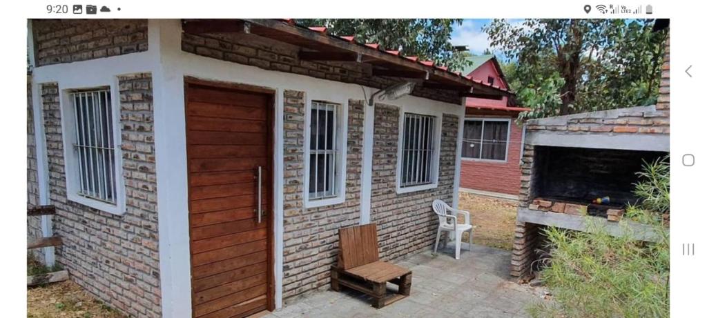 瓜苏维拉cabañas las garzas 1的砖屋,木门和长凳