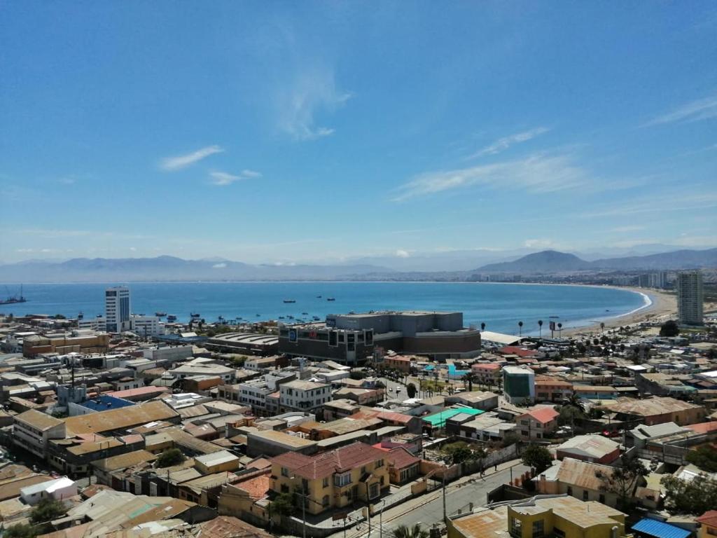 科金博Departamento Sector Central Coquimbo, Vista al Puerto的享有城市、海滩和大海的景色