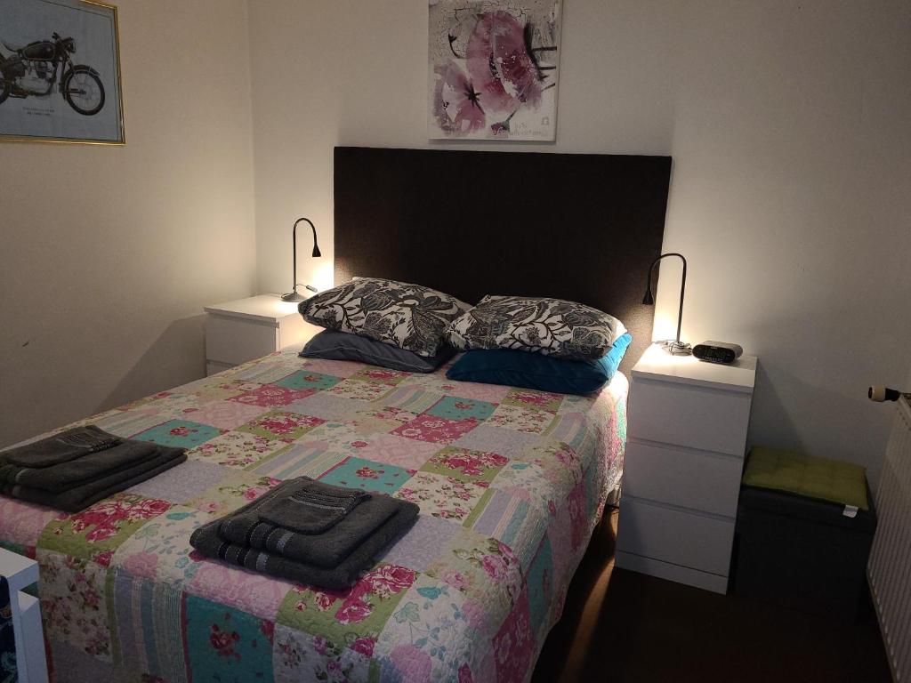 马斯特里赫特Ser's Studio Orange的一间卧室配有一张带2个床头柜和2盏灯的床。