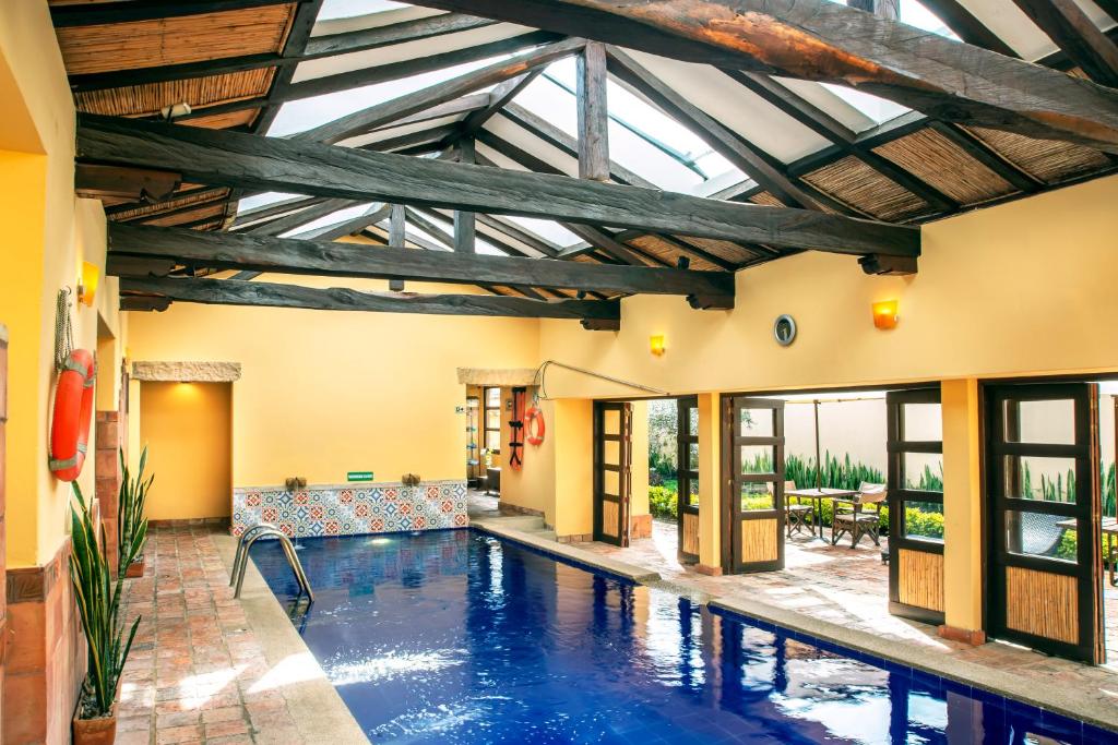 莱瓦镇Hotel y Spa Getsemani的一座带天花板的室内泳池