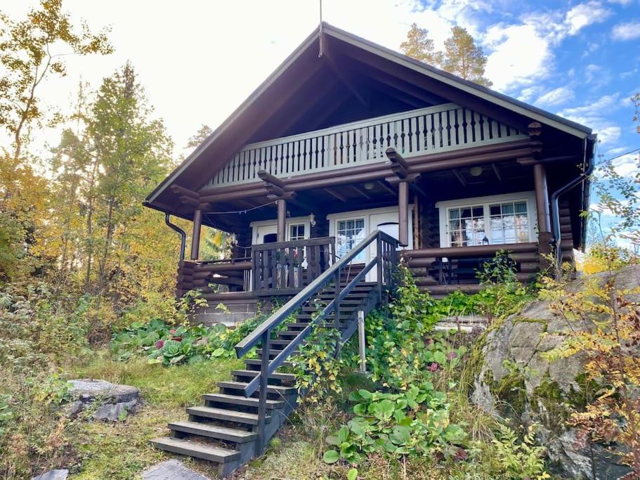 UlvilaElämyksellinen huvila Tuurujärven rannalla.的小木屋设有通往小屋的楼梯