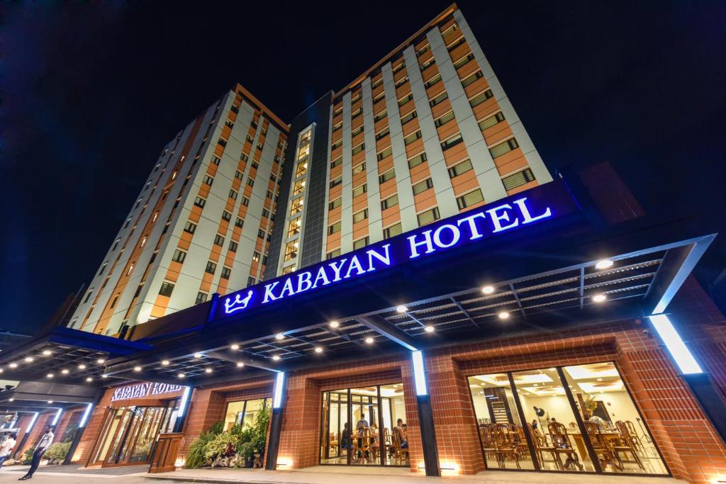 马尼拉Kabayan Hotel Pasay的前面有标志的酒店