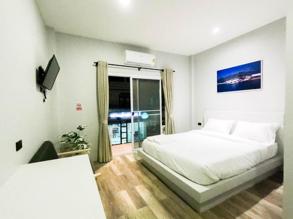 涛岛Port Station Koh Tao的白色的卧室设有床和窗户