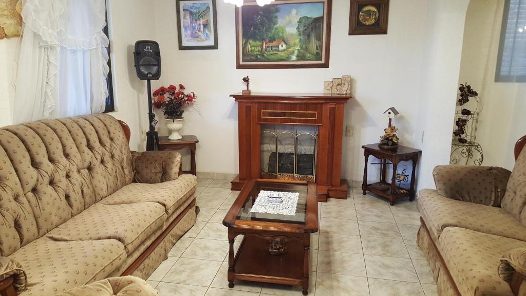 Almoloya de JuárezColonial House In Almoloya De Juárez的客厅配有两张沙发和一张咖啡桌