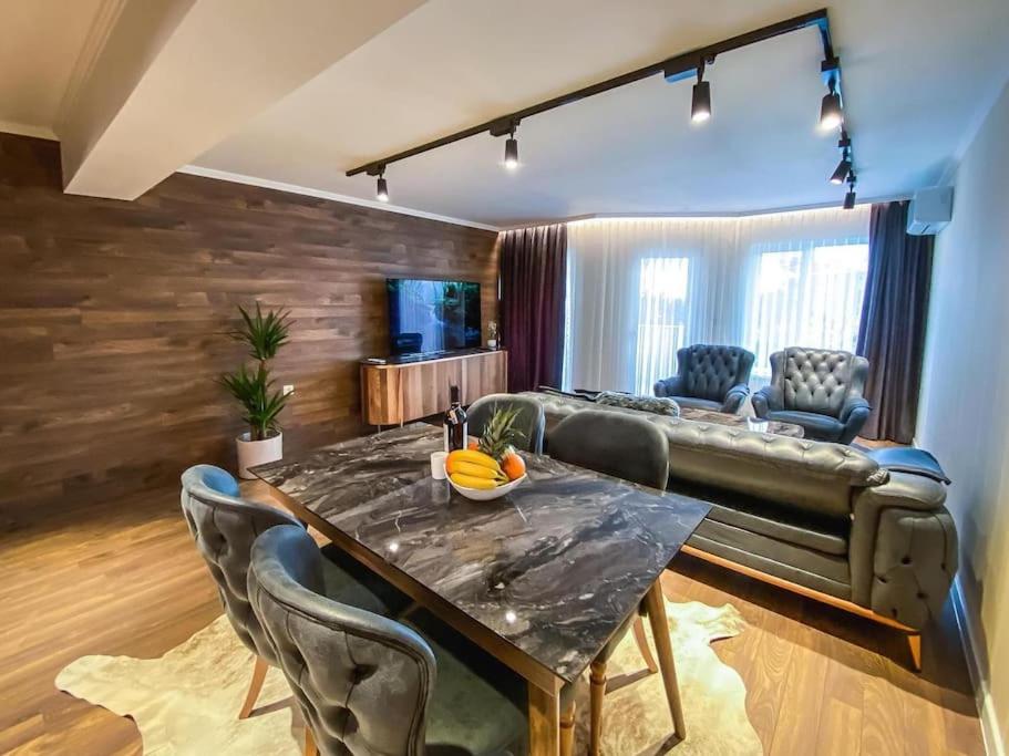 卡尔洛沃Lux Apart Karlovo的客厅配有桌子和沙发