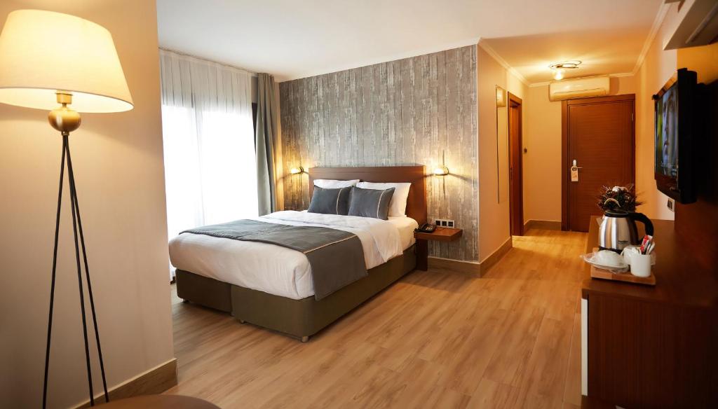 伊兹密尔Mira Otel Alsancak的酒店客房,配有床和灯
