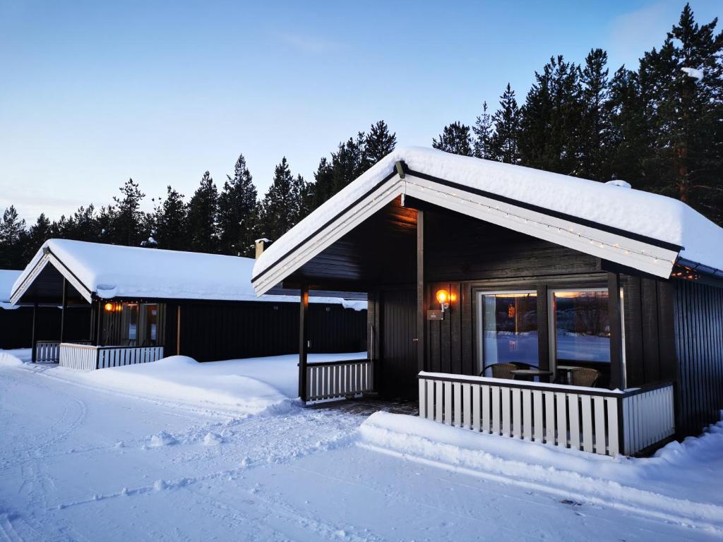 卡拉绍克Min Ája的雪地小屋,有雪覆盖的地面