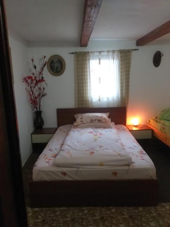 科利比塔Cabana Bradul的一间卧室配有一张大床、窗户和一张四柱床